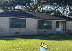 Pre-foreclosure in  15th St Bay City, TX 77414