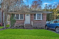 Pre-foreclosure in  DERBY AVE Huntington, NY 11743