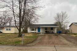 Pre-foreclosure in  HUNTING CREEK RD Saint Peters, MO 63376