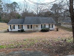 Pre-foreclosure in  37TH AVE Northport, AL 35476