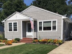 Pre-foreclosure in  LINCOLN AVE Islip Terrace, NY 11752