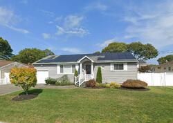 Pre-foreclosure in  KINGSLAND AVE West Islip, NY 11795