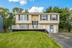  Beanpole Cir, Farmington NY