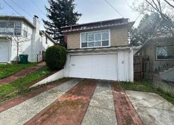 Pre-foreclosure in  HYACINTH AVE Oakland, CA 94619