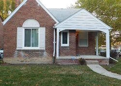 Pre-foreclosure in  HILLCREST ST Grosse Pointe, MI 48236