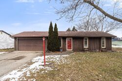 Pre-foreclosure in  HARBOR WALK DR Fort Wayne, IN 46819