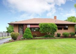 Pre-foreclosure in  EDGEWOOD DR Woodstock, IL 60098