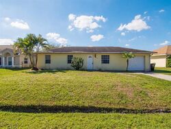 Pre-foreclosure in  SE PURITAN LN Port Saint Lucie, FL 34983