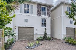 Pre-foreclosure in  SE 18TH LN Homestead, FL 33033
