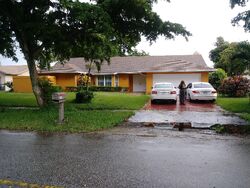 Pre-foreclosure in  ECHO LAKE DR West Palm Beach, FL 33407