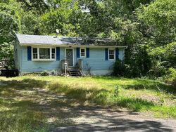 Pre-foreclosure in  CIRCLE DR Clinton, CT 06413