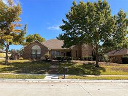 Pre-foreclosure in  COUNTRY VALLEY RD Garland, TX 75041