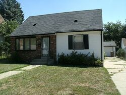 Pre-foreclosure in  W IROQUOIS RD Pontiac, MI 48341