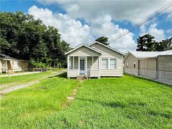 Pre-foreclosure in  EARLY ST Paradis, LA 70080