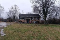 Pre-foreclosure in  MENELAUS RD Berea, KY 40403