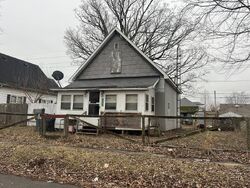 Pre-foreclosure in  E LYNN ST Anderson, IN 46016
