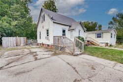 Pre-foreclosure in  NE 10TH ST Des Moines, IA 50313
