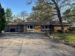 Pre-foreclosure in  W 110TH ST Worth, IL 60482