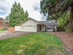 Pre-foreclosure in  NORKENZIE RD Eugene, OR 97401