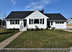 Pre-foreclosure in  HULME ST Burlington, NJ 08016
