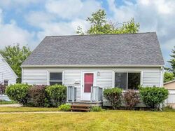 Pre-foreclosure in  PARADISE BLVD Rockford, IL 61103
