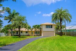 Pre-foreclosure in  EASTVIEW DR Lake Worth, FL 33462