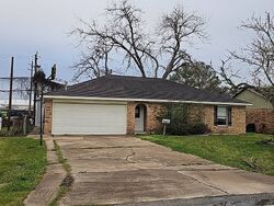 Pre-foreclosure in  E OAK ST Highlands, TX 77562