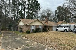 Pre-foreclosure in  HEATHERLYNN CIR Clinton, MS 39056