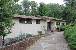 Pre-foreclosure in  BRAUNDA DR Roseburg, OR 97471