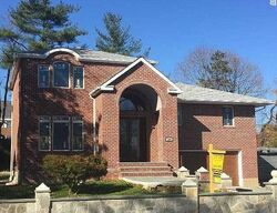 Pre-foreclosure in  ELLEN PL Jericho, NY 11753