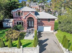 Pre-foreclosure in  ELLEN PL Jericho, NY 11753