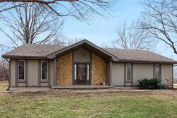 Pre-foreclosure in  SW HIDDEN COVE CIR Lees Summit, MO 64082