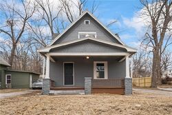 Pre-foreclosure in  S BROOKSIDE AVE Independence, MO 64053