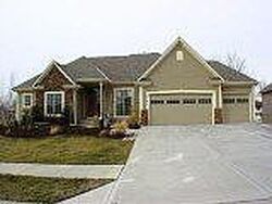 Pre-foreclosure in  SW RAINTREE SHORE DR Lees Summit, MO 64082