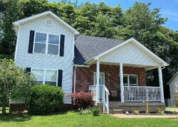 Pre-foreclosure in  GREENVALE CIR Louisville, KY 40272