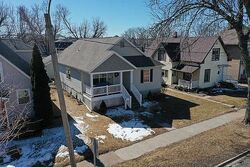 Pre-foreclosure in  8TH AVE SW Cedar Rapids, IA 52404