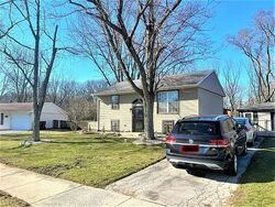  E Maple Dr, Glenwood IL