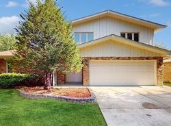 Pre-foreclosure in  PINEWOOD LN Matteson, IL 60443