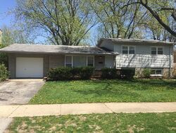 Pre-foreclosure in  LEXINGTON DR Chicago Heights, IL 60411