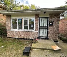 Pre-foreclosure in  E 69TH ST Chicago, IL 60637