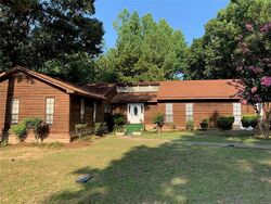 Pre-foreclosure in  SKY VIEW DR Wetumpka, AL 36093