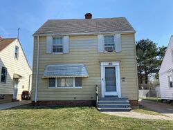 Pre-foreclosure in  ARCH ST Maple Heights, OH 44137