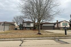 Pre-foreclosure in  SUTTON DR Sterling Heights, MI 48310