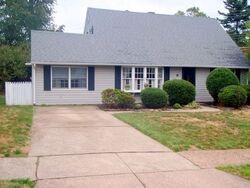  Parkside Cir, Levittown PA