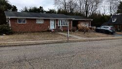 Pre-foreclosure in  LINCOLN AVE Easton, PA 18042