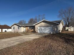 Pre-foreclosure in  PARKWAY AVE Lebanon, MO 65536