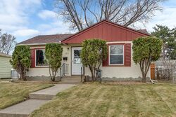 Pre-foreclosure in  IOWA AVE E Saint Paul, MN 55119