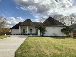 Pre-foreclosure in  LAKELAND DR Walker, LA 70785