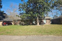 Pre-foreclosure in  FALLEN OAKS DR Denham Springs, LA 70726