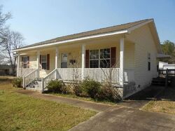 Pre-foreclosure in  LINCOLN CIR Washington, GA 30673